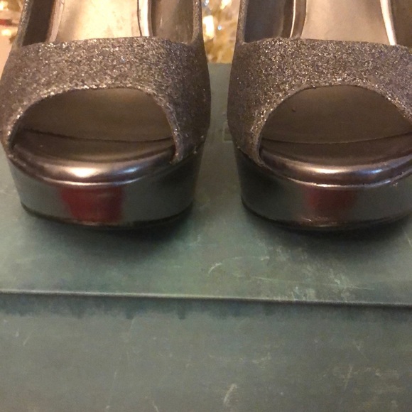 GUESS Womens Peep Toe Stilettos - Picture 5 of 6